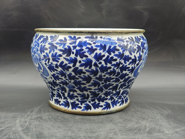 古玩陶瓷青花纏枝花紋馬蹄尊真品鑒賞圖