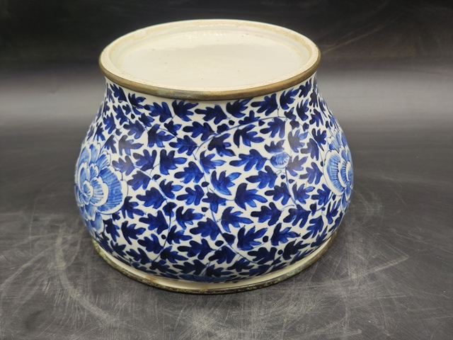 古玩陶瓷青花纏枝花紋馬蹄尊真品鑒賞圖