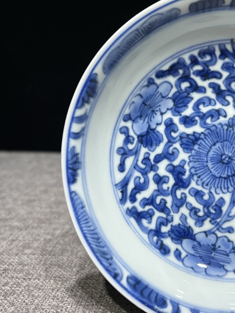 古玩陶瓷青花纏枝花卉紋盤真品鑒賞圖