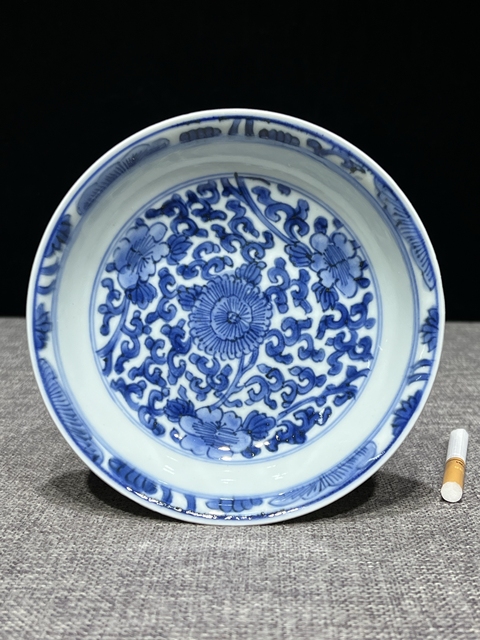 古玩陶瓷青花纏枝花卉紋盤真品鑒賞圖