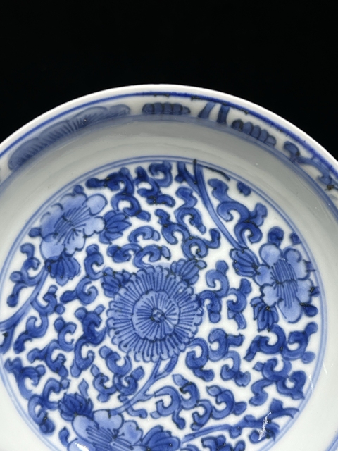 古玩陶瓷青花纏枝花卉紋盤真品鑒賞圖