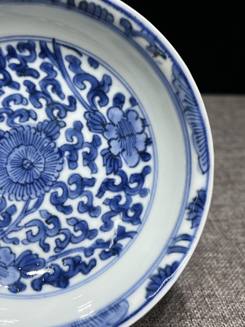 古玩陶瓷青花纏枝花卉紋盤真品鑒賞圖