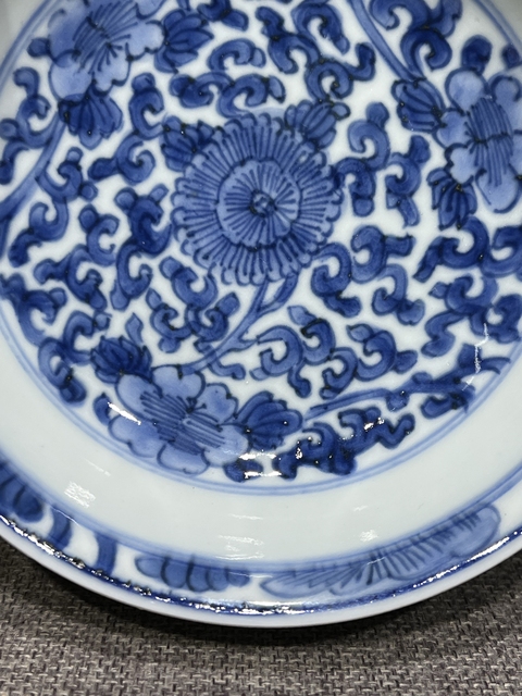 古玩陶瓷青花纏枝花卉紋盤真品鑒賞圖