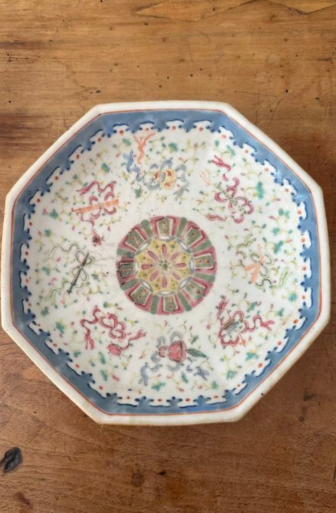 古玩陶瓷暗八仙粉彩盤真品鑒賞圖