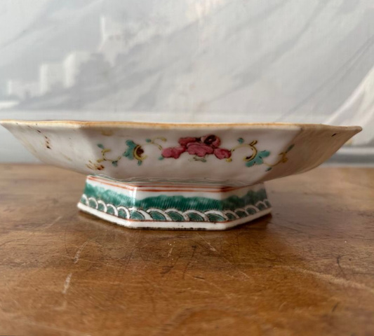 古玩陶瓷暗八仙粉彩盤真品鑒賞圖