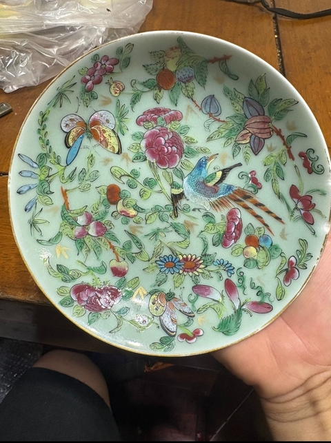 古玩陶瓷豆青釉花鳥蝶紋廣彩盤真品鑒賞圖