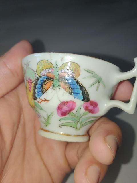 古玩陶瓷廣彩蝶戀花紋杯碟真品鑒賞圖