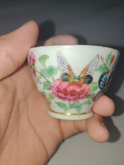 古玩陶瓷廣彩蝶戀花紋杯碟真品鑒賞圖