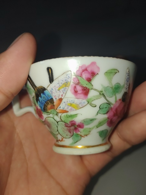古玩陶瓷廣彩蝶戀花紋杯碟真品鑒賞圖