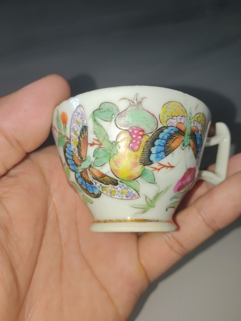 古玩陶瓷廣彩蝶戀花紋杯碟真品鑒賞圖