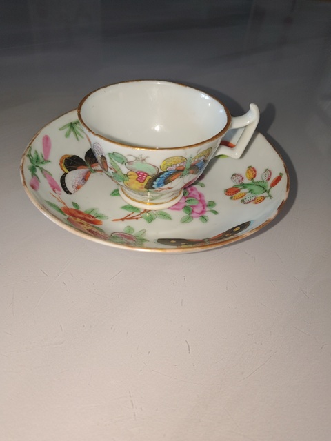 古玩陶瓷廣彩蝶戀花紋杯碟真品鑒賞圖