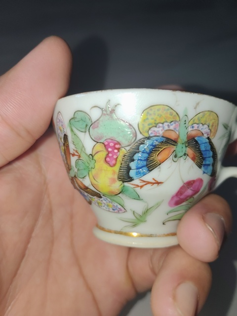 古玩陶瓷廣彩蝶戀花紋杯碟真品鑒賞圖