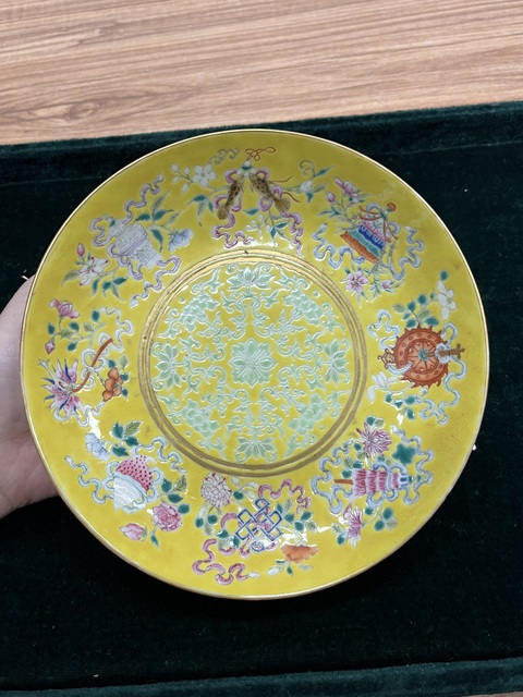 古玩陶瓷黃地粉彩外纏枝花卉內八寶紋盤真品鑒賞圖