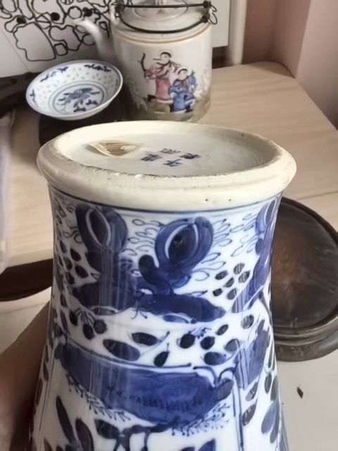 古玩陶瓷花鳥紋青花雞腿蓋瓶真品鑒賞圖
