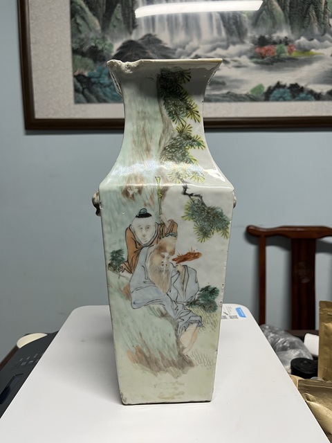 古玩陶瓷淺絳彩人物紋雙鋪首四方撇口瓶真品鑒賞圖