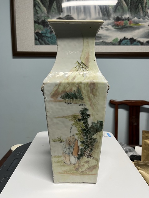 古玩陶瓷淺絳彩人物紋雙鋪首四方撇口瓶真品鑒賞圖