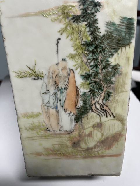 古玩陶瓷淺絳彩人物紋雙鋪首四方撇口瓶真品鑒賞圖