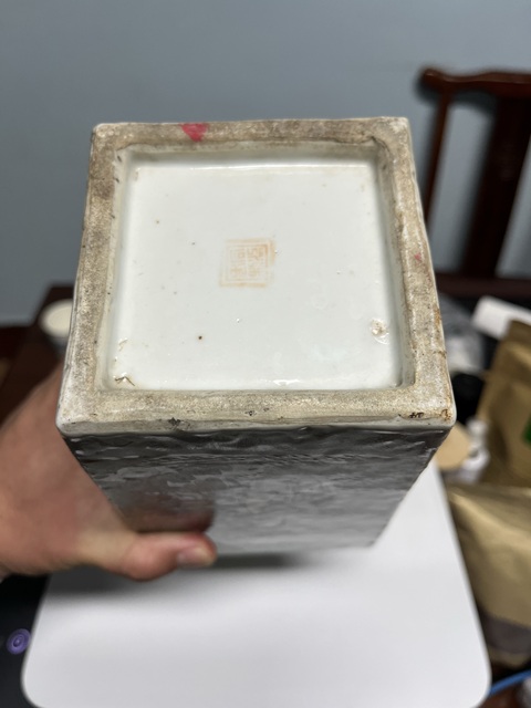 古玩陶瓷淺絳彩人物紋雙鋪首四方撇口瓶真品鑒賞圖