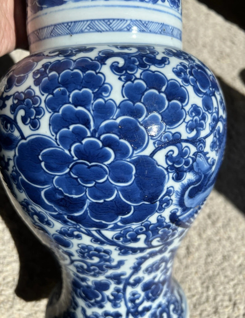 古玩陶瓷鳳穿牡丹紋青花鳳尾尊真品鑒賞圖