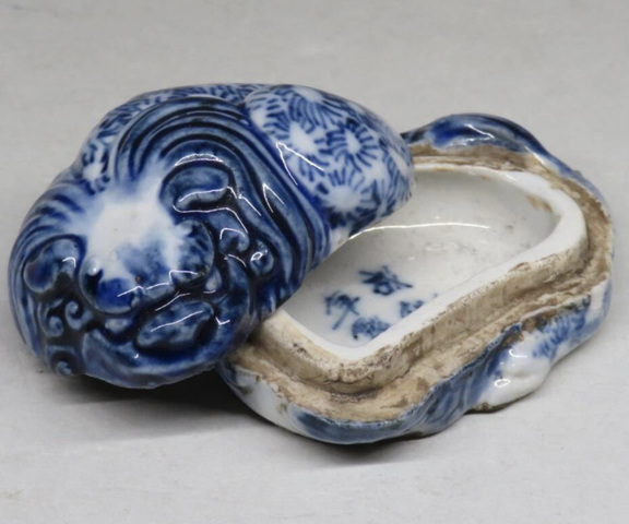 古玩陶瓷日本明治青花獅形蓋盒真品鑒賞圖