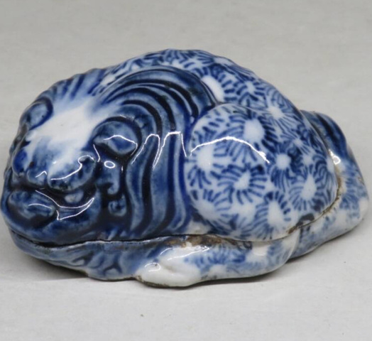 古玩陶瓷日本明治青花獅形蓋盒真品鑒賞圖