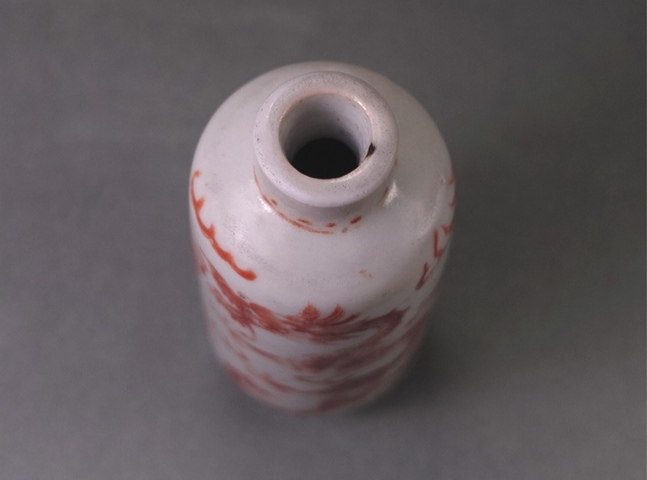 古玩陶瓷清晚期 礬紅龍紋鼻煙壺真品鑒賞圖