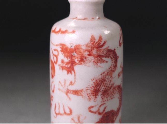 古玩陶瓷清晚期 礬紅龍紋鼻煙壺真品鑒賞圖