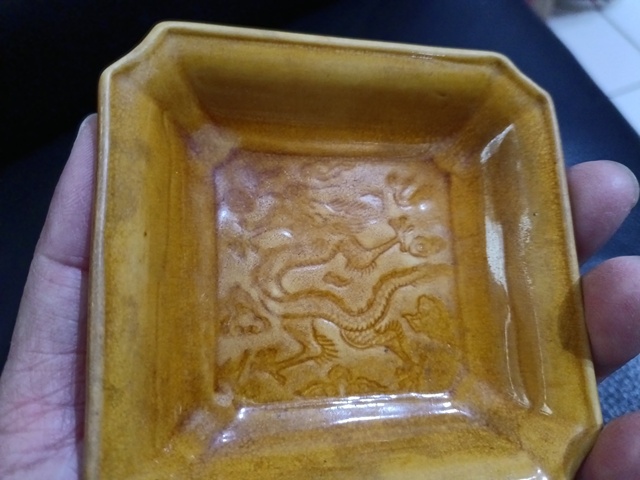 古玩陶瓷黃釉龍紋四方倭角盤真品鑒賞圖