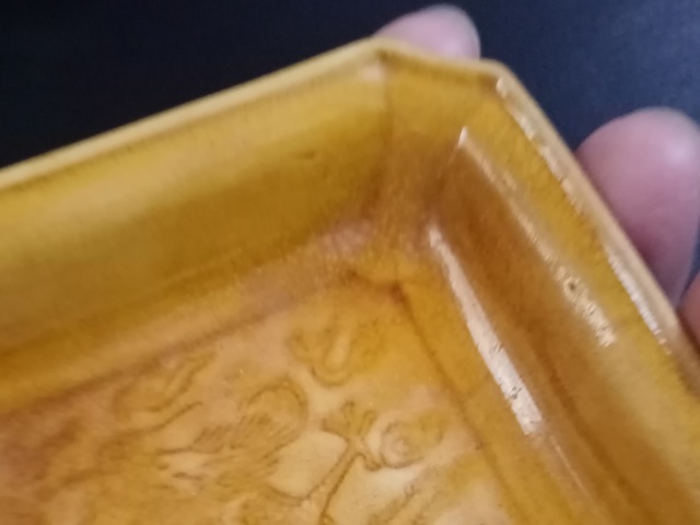 古玩陶瓷黃釉龍紋四方倭角盤真品鑒賞圖