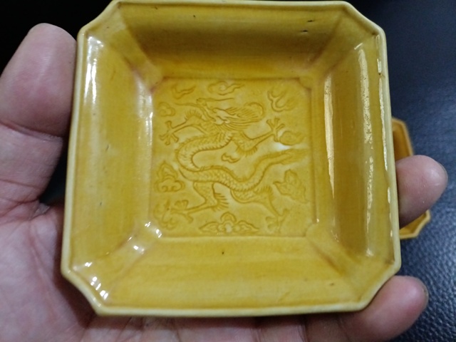 古玩陶瓷黃釉龍紋四方倭角盤真品鑒賞圖