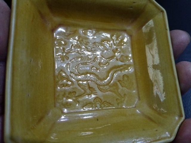 古玩陶瓷黃釉龍紋四方倭角盤真品鑒賞圖