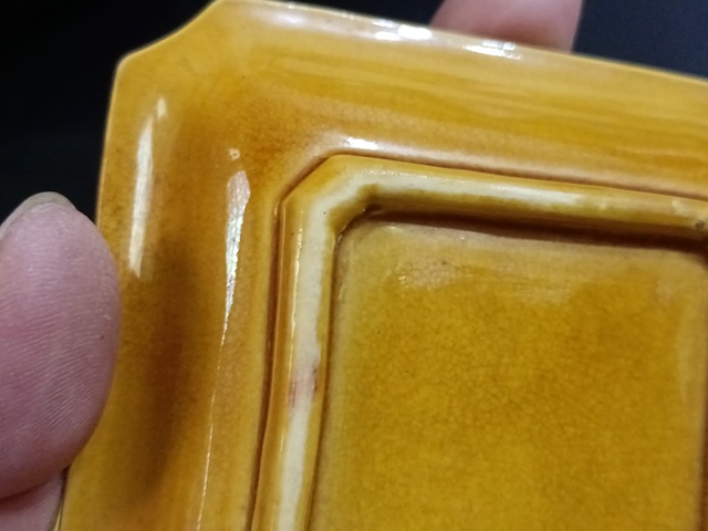 古玩陶瓷黃釉龍紋四方倭角盤真品鑒賞圖