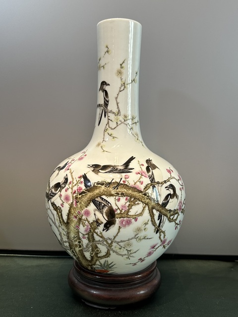 古玩陶瓷粉彩喜鵲登梅天球瓶真品鑒賞圖