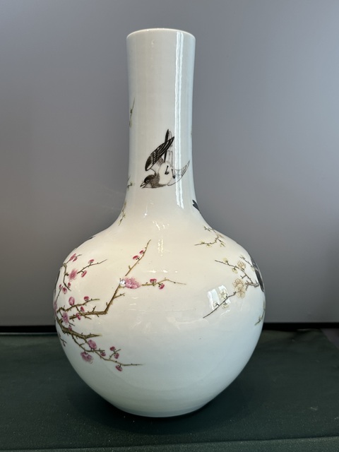 古玩陶瓷粉彩喜鵲登梅天球瓶真品鑒賞圖