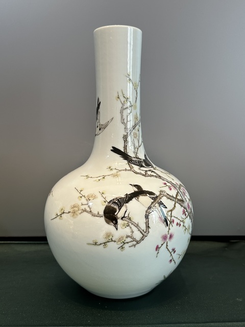 古玩陶瓷粉彩喜鵲登梅天球瓶真品鑒賞圖