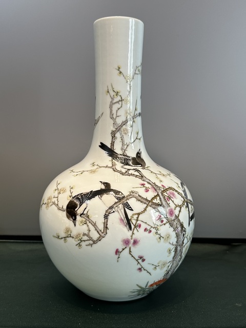 古玩陶瓷粉彩喜鵲登梅天球瓶真品鑒賞圖