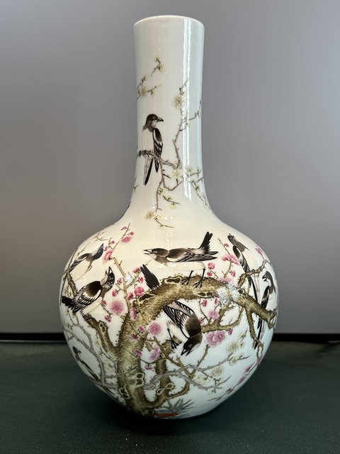 古玩陶瓷粉彩喜鵲登梅天球瓶真品鑒賞圖