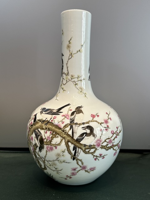 古玩陶瓷粉彩喜鵲登梅天球瓶真品鑒賞圖