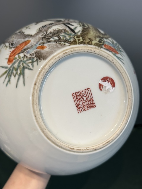 古玩陶瓷粉彩喜鵲登梅天球瓶真品鑒賞圖