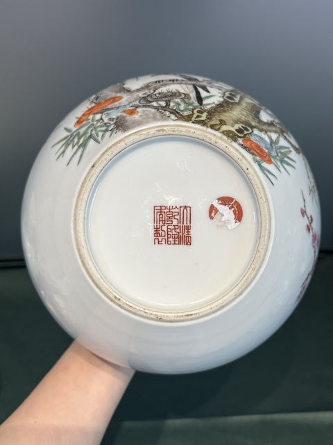 古玩陶瓷粉彩喜鵲登梅天球瓶真品鑒賞圖