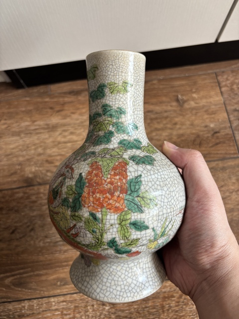古玩陶瓷哥釉五彩鳳穿牡丹圖天球瓶真品鑒賞圖