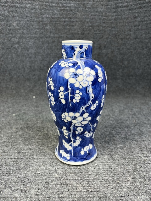 古玩陶瓷青花留白冰梅紋賞瓶拍賣,當前價格1388元