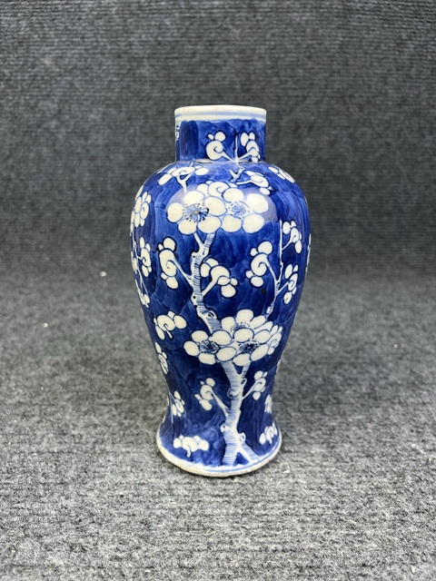古玩陶瓷青花留白冰梅紋賞瓶拍賣,當前價格1388元