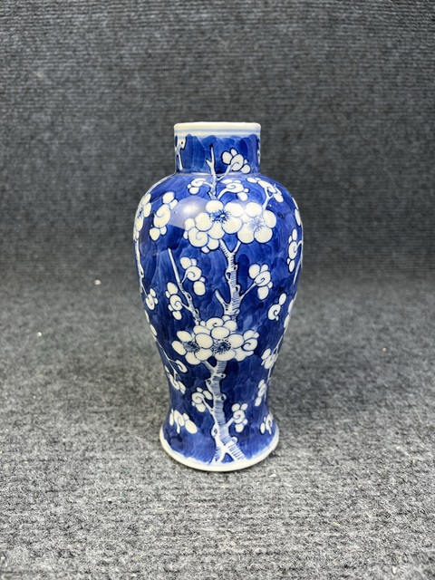 古玩陶瓷青花留白冰梅紋賞瓶拍賣,當前價格1388元