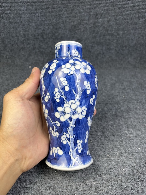 古玩陶瓷青花留白冰梅紋賞瓶拍賣,當前價格1388元