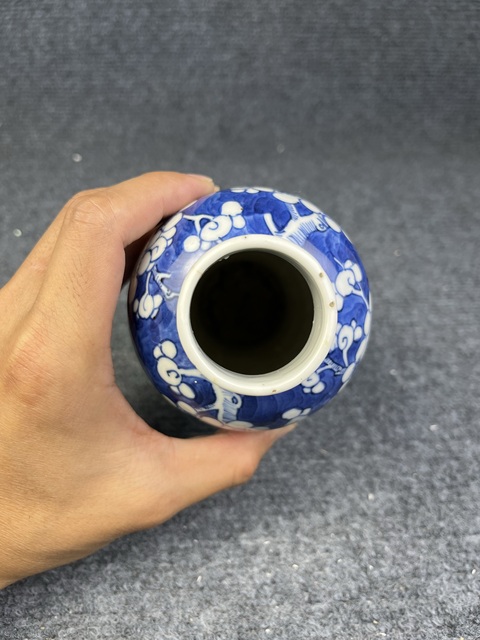 古玩陶瓷青花留白冰梅紋賞瓶拍賣,當前價格1388元