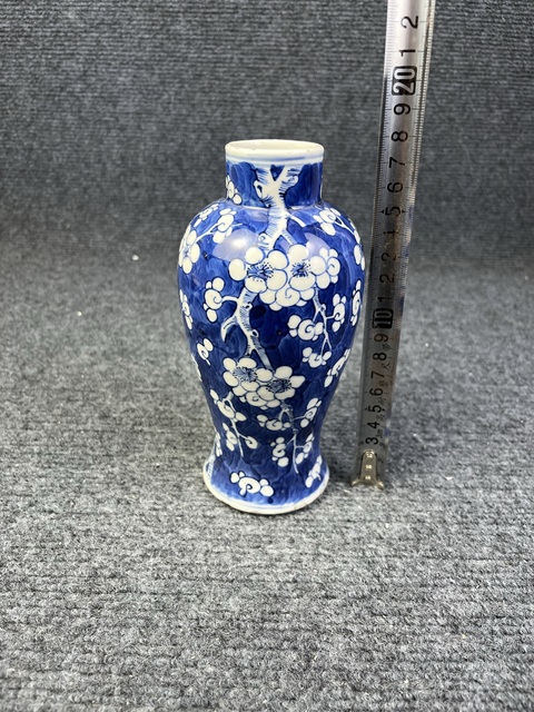 古玩陶瓷青花留白冰梅紋賞瓶拍賣,當前價格1388元