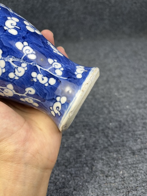 古玩陶瓷青花留白冰梅紋賞瓶拍賣,當前價格1388元