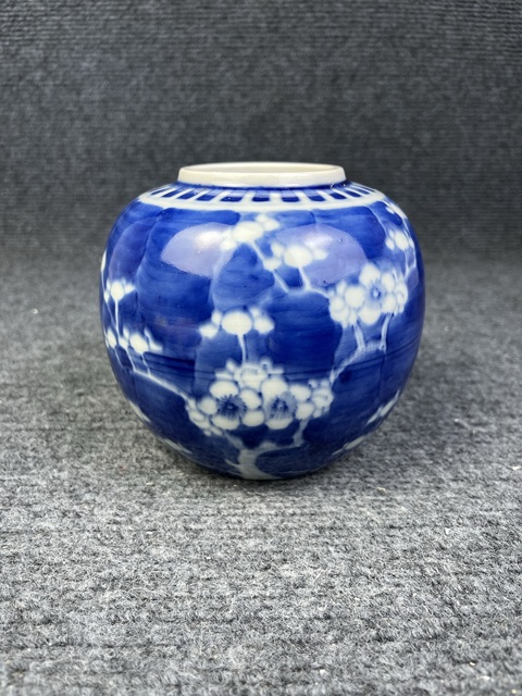 古玩陶瓷青花留白冰梅罐真品鑒賞圖