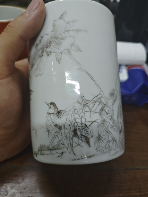古玩陶瓷花鳥紋刻瓷筆筒真品鑒賞圖